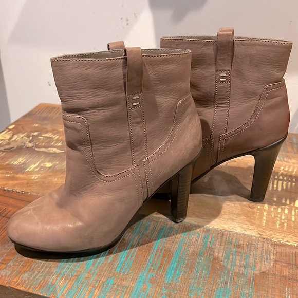 Page Kenneth Cole Reaction Booties great condition! - Picture 1 of 4